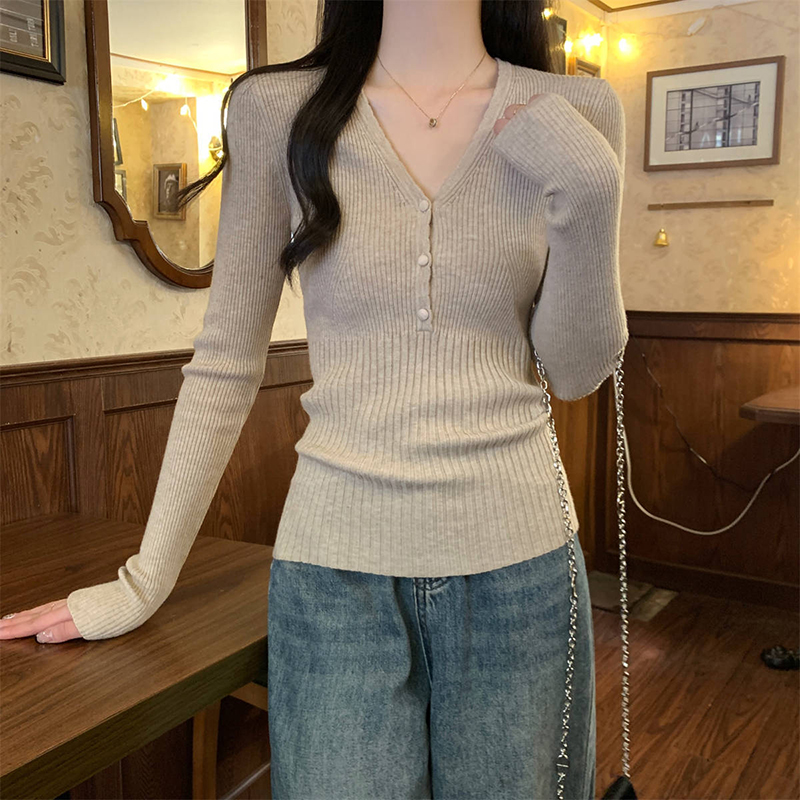 Ribbed Knit Sweater - Dopasowany sweter damski z dekoltem w